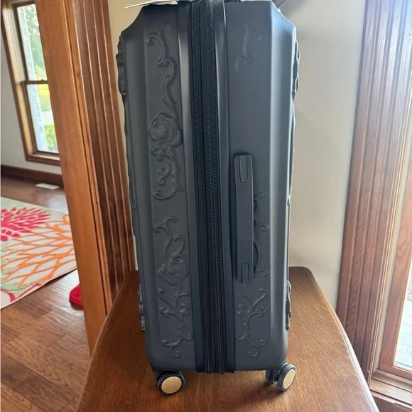 IT IMPAKT LUGGAGE “BLACK SKULL” 28” LARGE HARDSIDE ROLLER LUGGAGE NWT - Picture 5 of 10